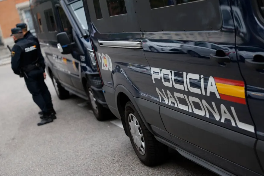 A minor takes his father's car in Fuengirola, collides with five police cars