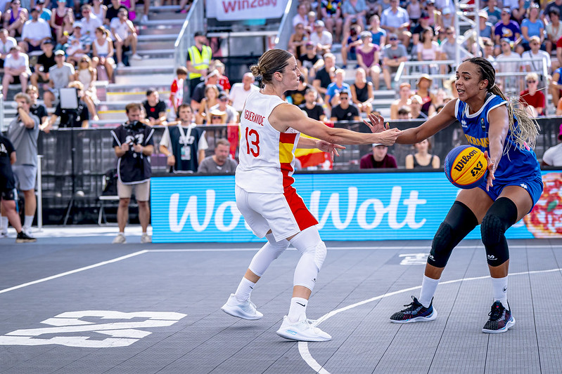 Sandra yeguiravid is looking for a pass in the quarterfinal match between Spain and Ukraine.