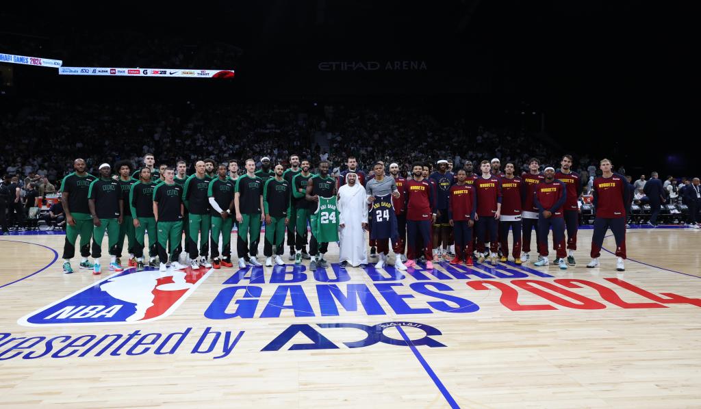 The two teams are standing in Abu Dhabi before the match.