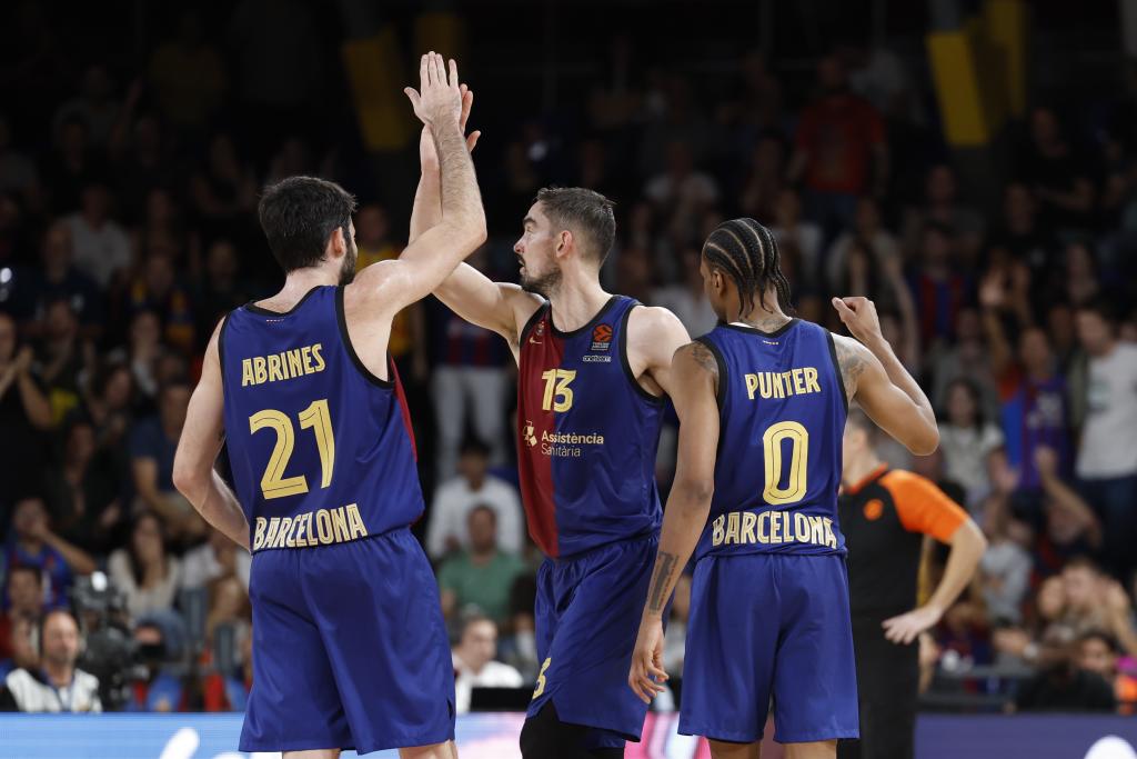 Barcelona players celebrate the victory over asville Lyon-Villeurbanne.