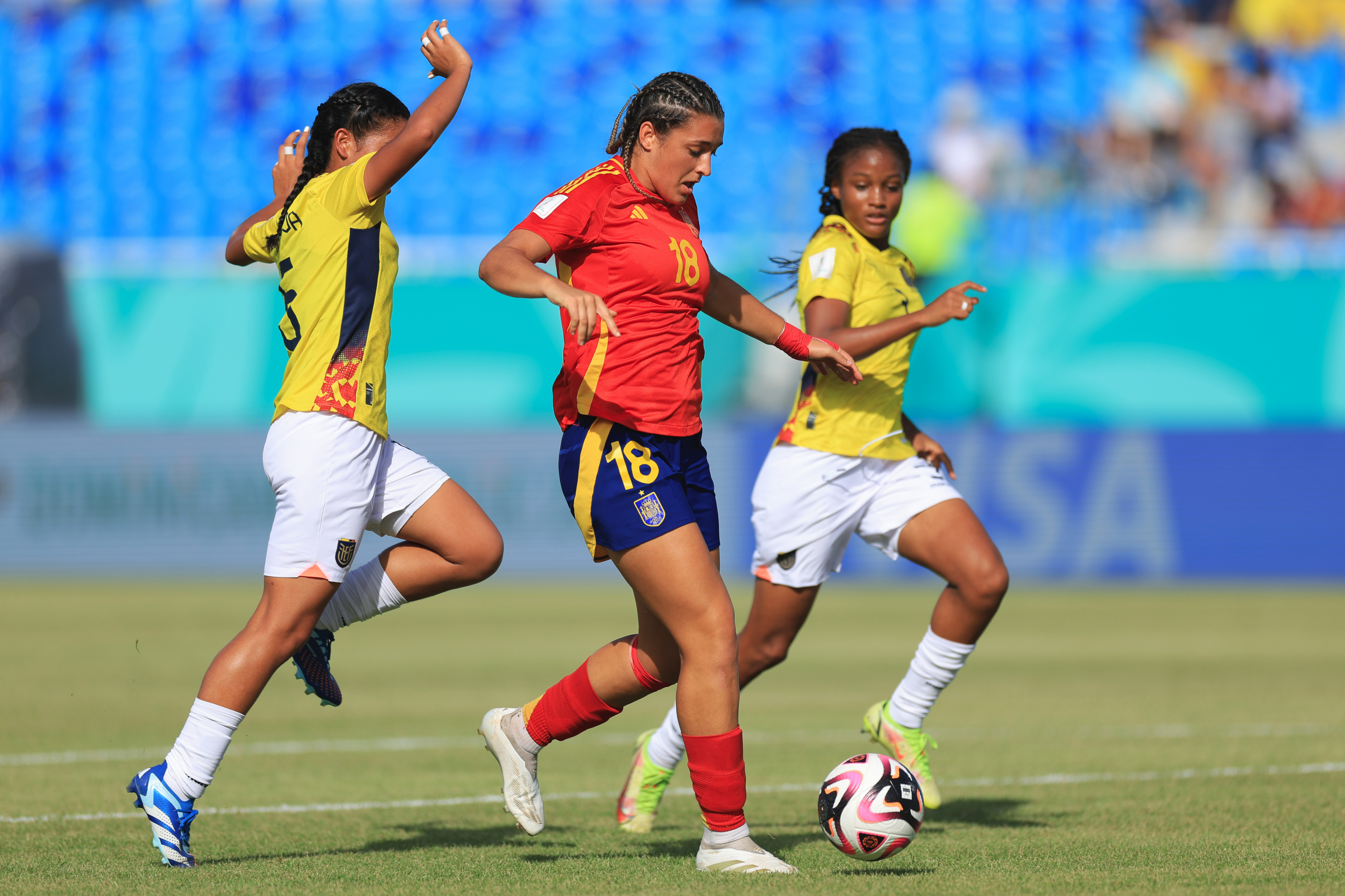 Iris Ashley in the presence of many Ecuadorian football players.