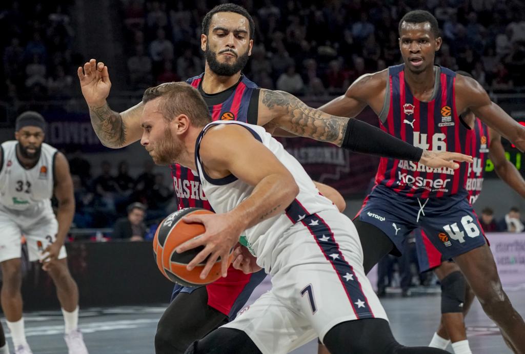 American Basconia goalkeeper Marcus Howard defends Olimpia Milano goalkeeper Stefano tonot on Tuesday, during the Euroleague Basketball match, between Basconia and Olimpia Milano