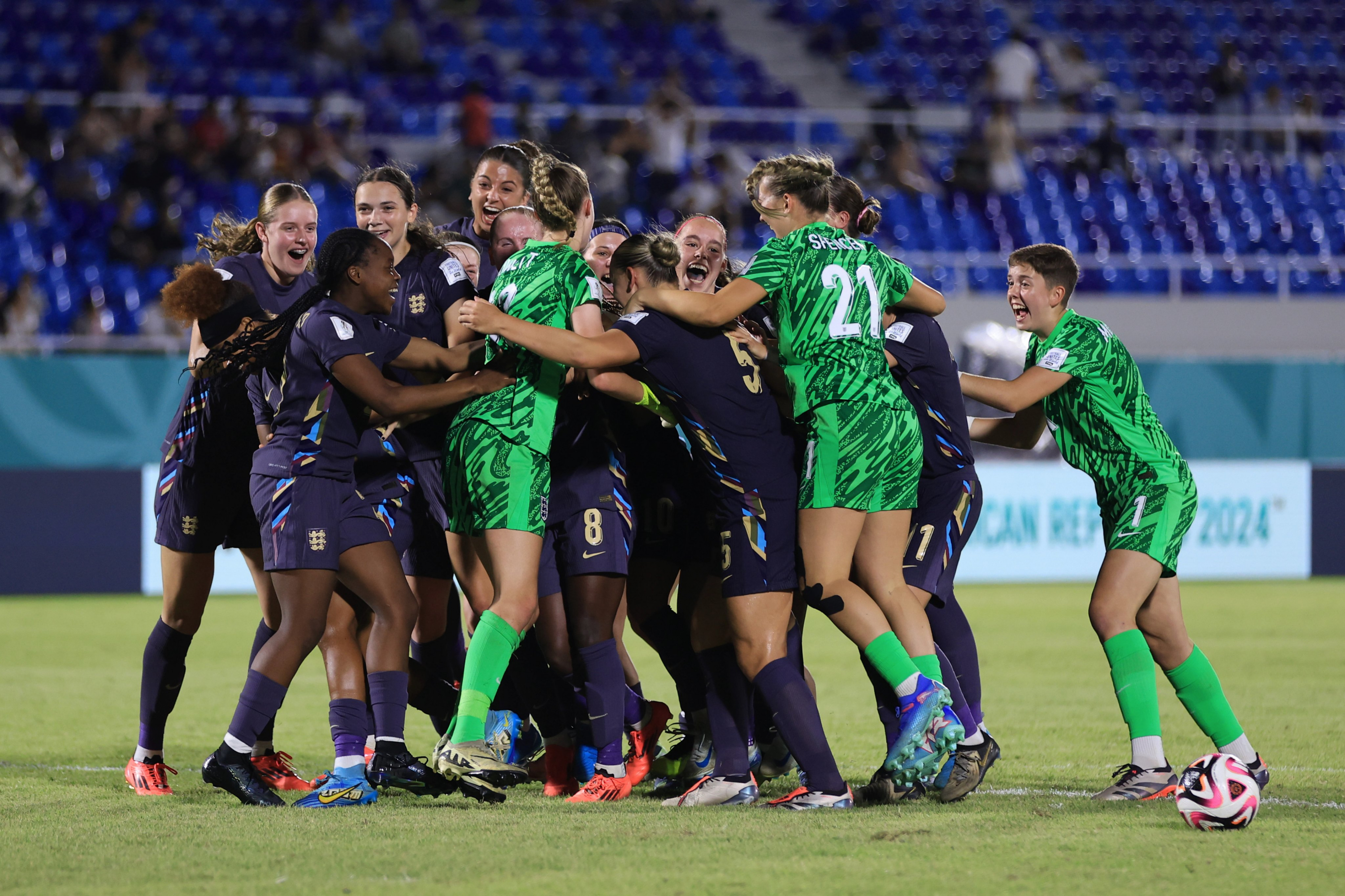 The players of the U-17 national team celebrate the passage to the semifinals