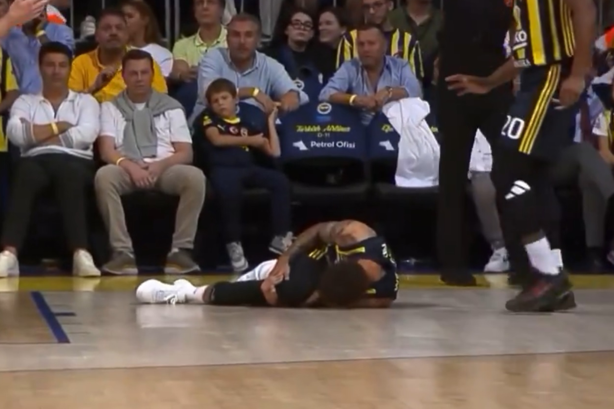 Photo wilpkin on the floor after the injury.