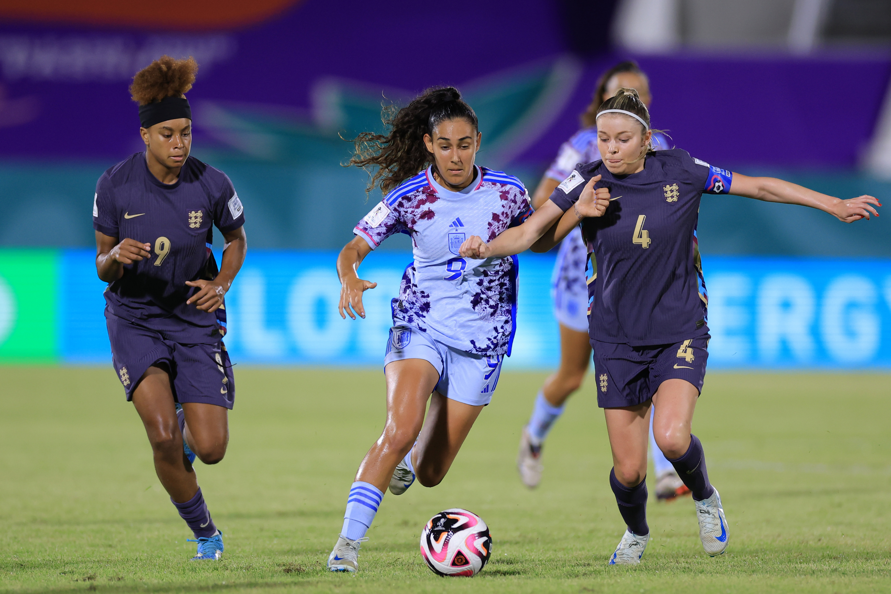 Celia Segura against the opposition of two English players.