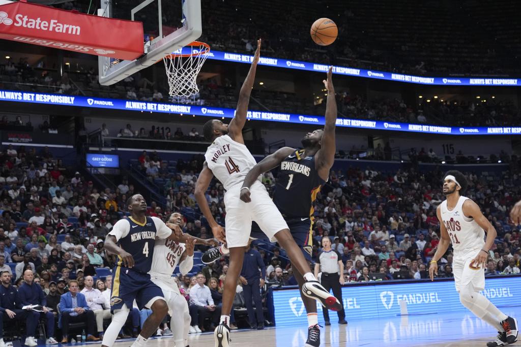 New Orleans Pelicans forward Zion Williamson (1) shoots Cleveland Cavaliers forward Evan Mobley (4) in the second half of an NBA basketball game in New Orleans, Wednesday, Nov. 6, 2024. The Cavaliers won 131-122. (AP Photo / Gerald Herbert)