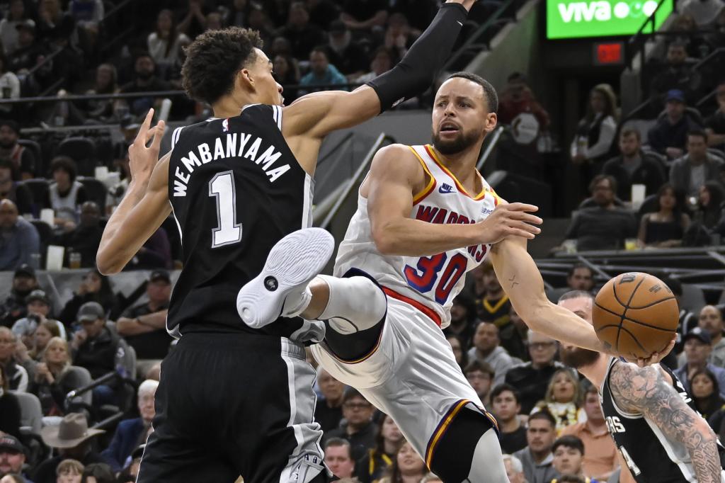 Stephen Curry of the Golden State Warriors (30) looks forward to success as Victor wimpanyama of the San Antonio Spurs (1) defends him during the second half of an NBA basketball game, Saturday, Nov. 23, 2024, in San Antonio. (AP Photo / Darren abate)