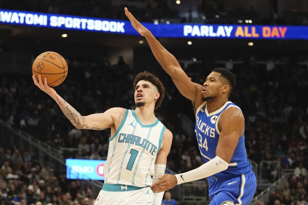 LaMelo Ball from the Charlotte Hornets gets past Giannis Antetokounmpo of the Milwaukee Bucks during the first half of an NBA basketball game on Saturday, Nov. 23, 2024, in Milwaukee. (AP photo / Murray gash)