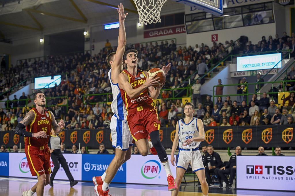 Alok ocean is about to score a basket to the last hoop.