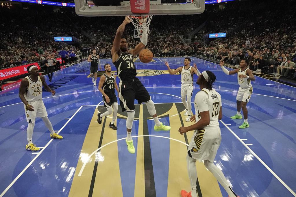 Antetokounmpo mashes the Pacers ' collar.