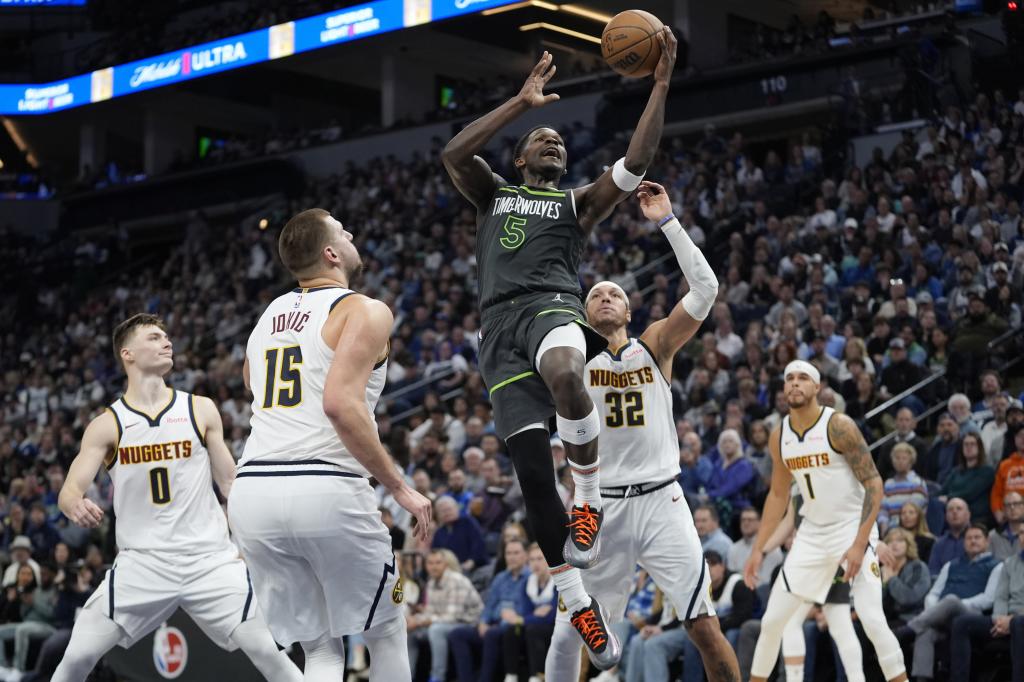 Anthony Edwards enters the basket without being stopped by any Nuggets player.