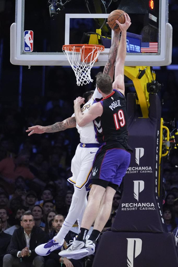 Anthony Davis prevents Jacob Bolt fromto try to plunge into the play in which he was shot in the eye.