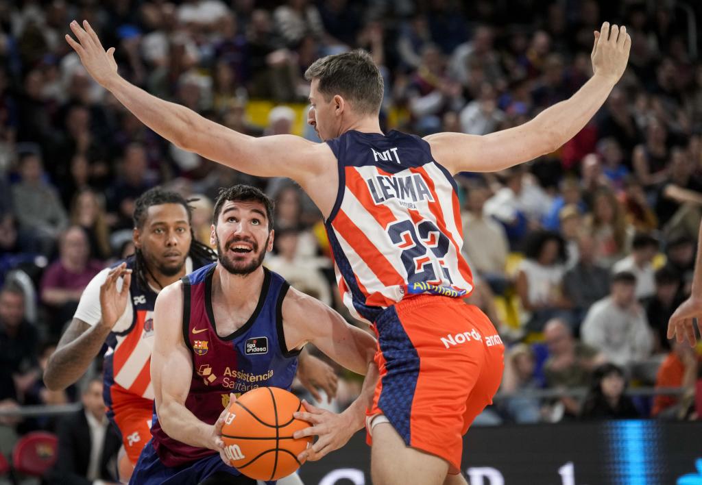 ERMO Brizuela and the line darted during the match between Bar Irma and Lima Coro Irma.