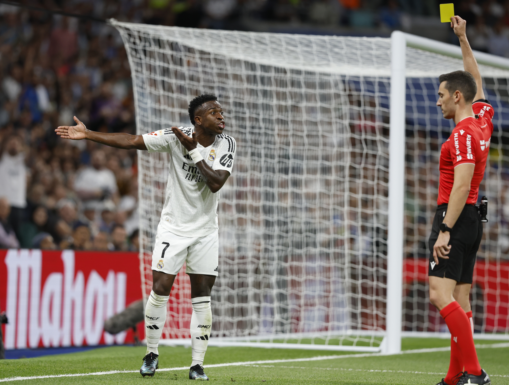 Moyes Ruiz shows Vinicius yellow card for protests at Real Madrid-Alaves