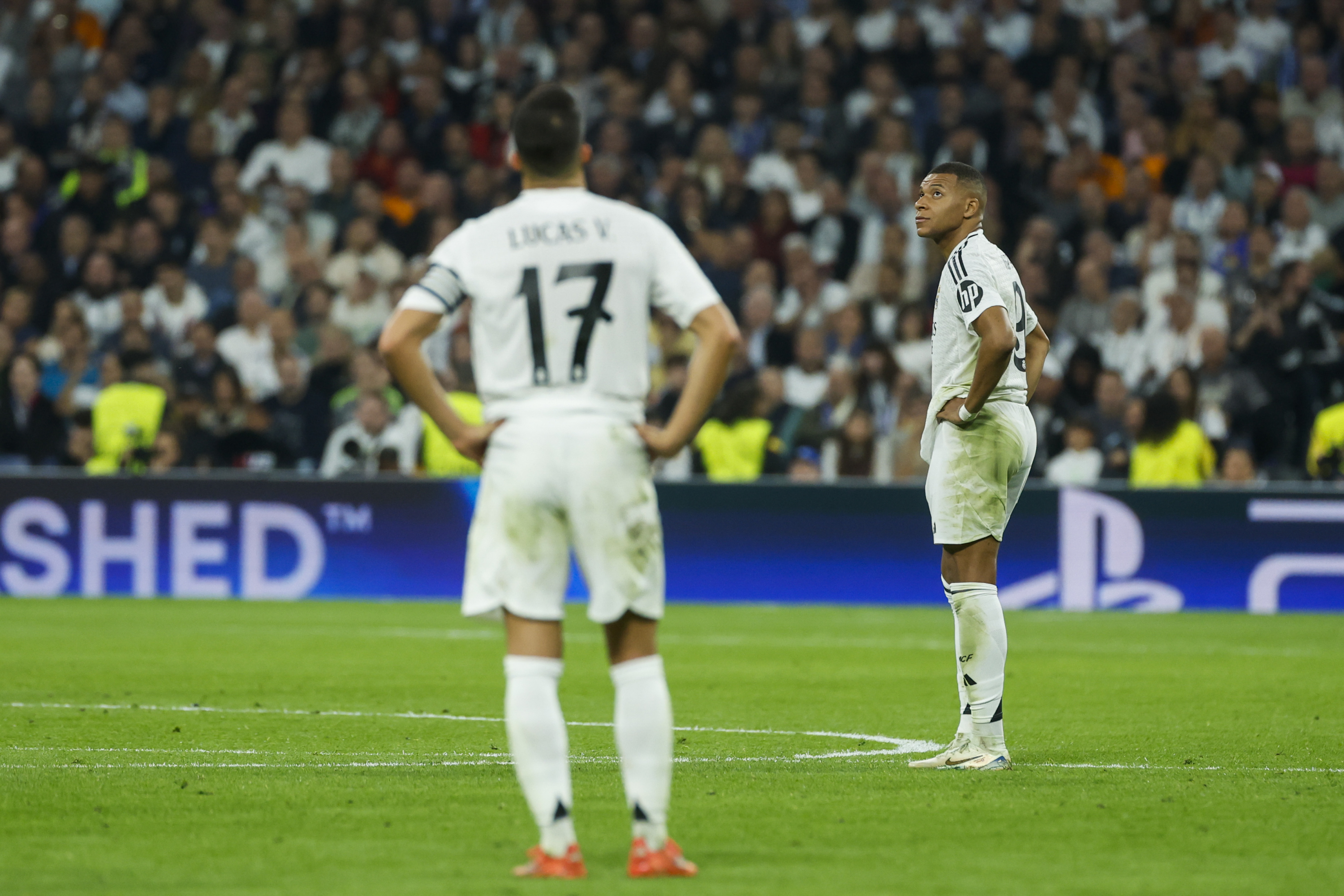 Lucas vs Sanchez and Mbappe during the match against Milan