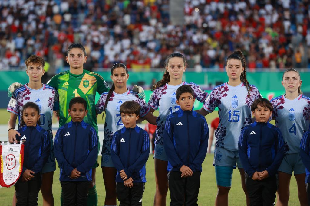 Spain players stand in the preview of the U-17 World Cup final