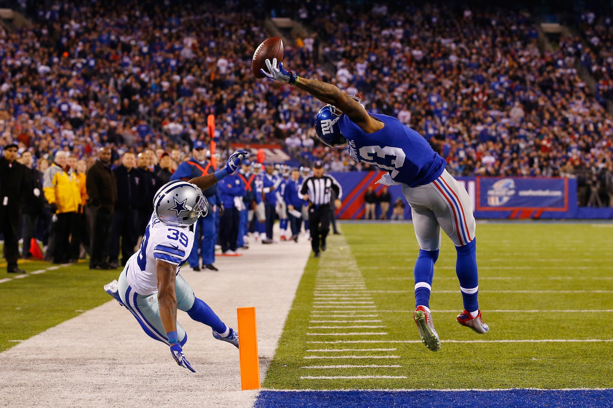 Odell Beckham catches the ball to score a touchdown against Brandon Carr on 2014-11-23