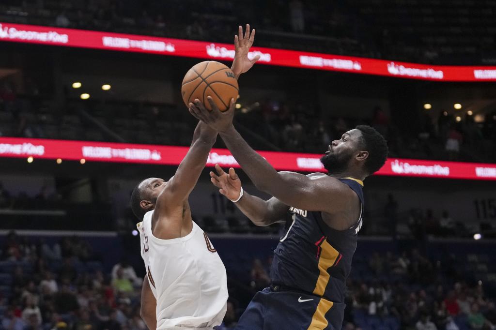 New Orleans Pelicans forward Zion Williamson goes to the basket against Cleveland Cavaliers forward Evan Mobley in the second half of an NBA basketball game in New Orleans, Wednesday, Nov. 6, 2024. The Cavaliers won 131-122. (AP Photo / Gerald Herbert)