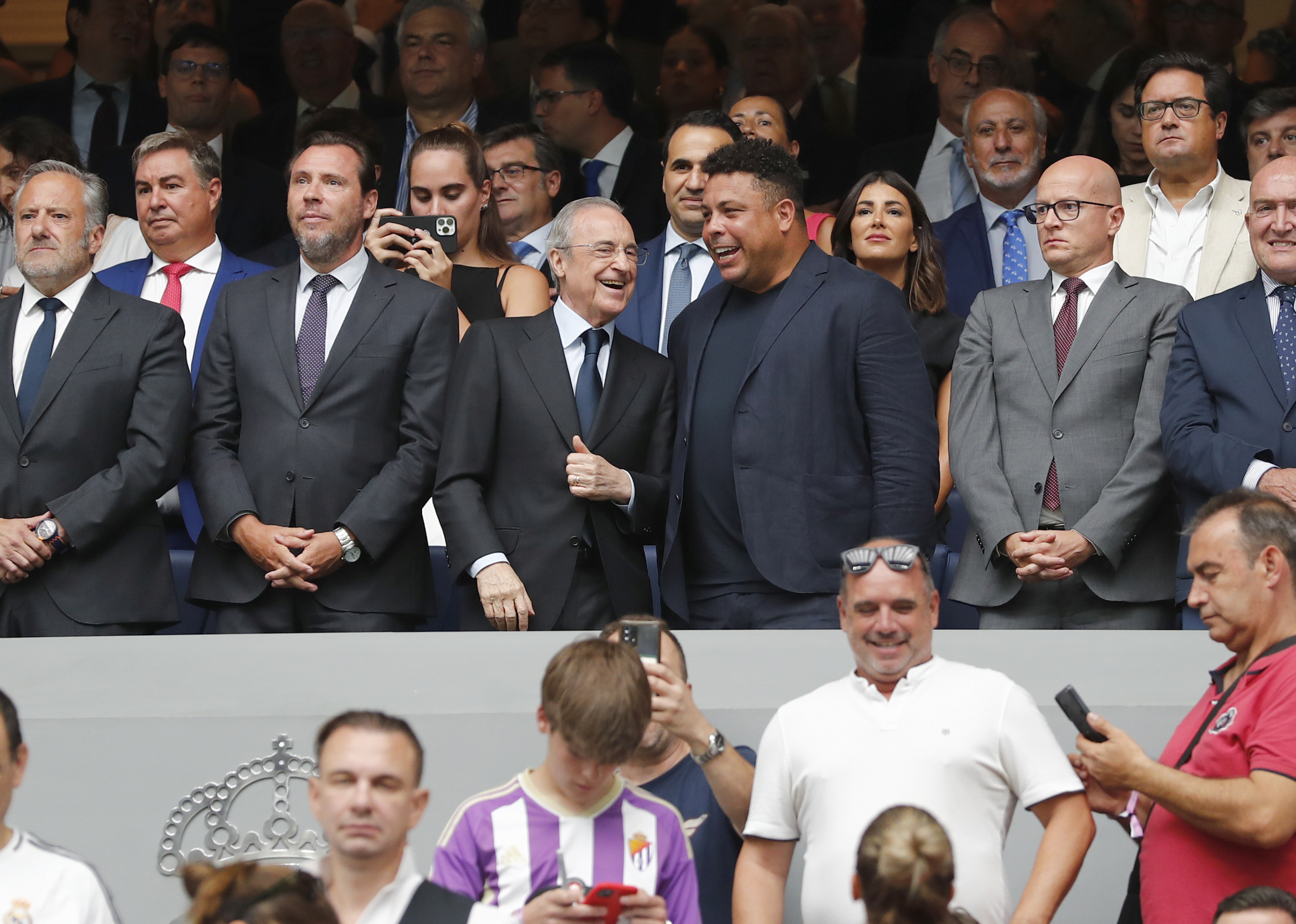 Bernabeu books with Florentino P. ochrez and Ronaldo Nazario.