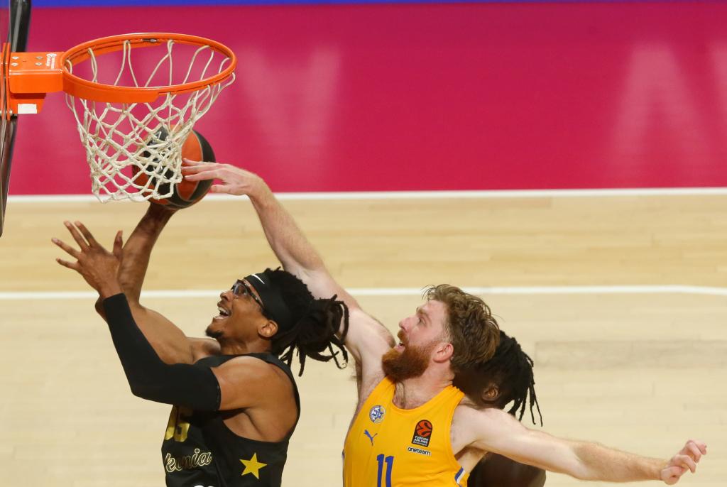 Belgrade (Serbia), 17/12/2024.- Shema Moneke of Baskonia (left) in a match against William Reiman of Maccabi (right) during the Euroleague Basketball match between Maccabi Tel Aviv and Baskonia Vitoria-Gasteiz in Belgrade, Serbia, December 17, 2024. (Basketball, EuroLeague, Belgrade) IV / iba / Andrej Kukic