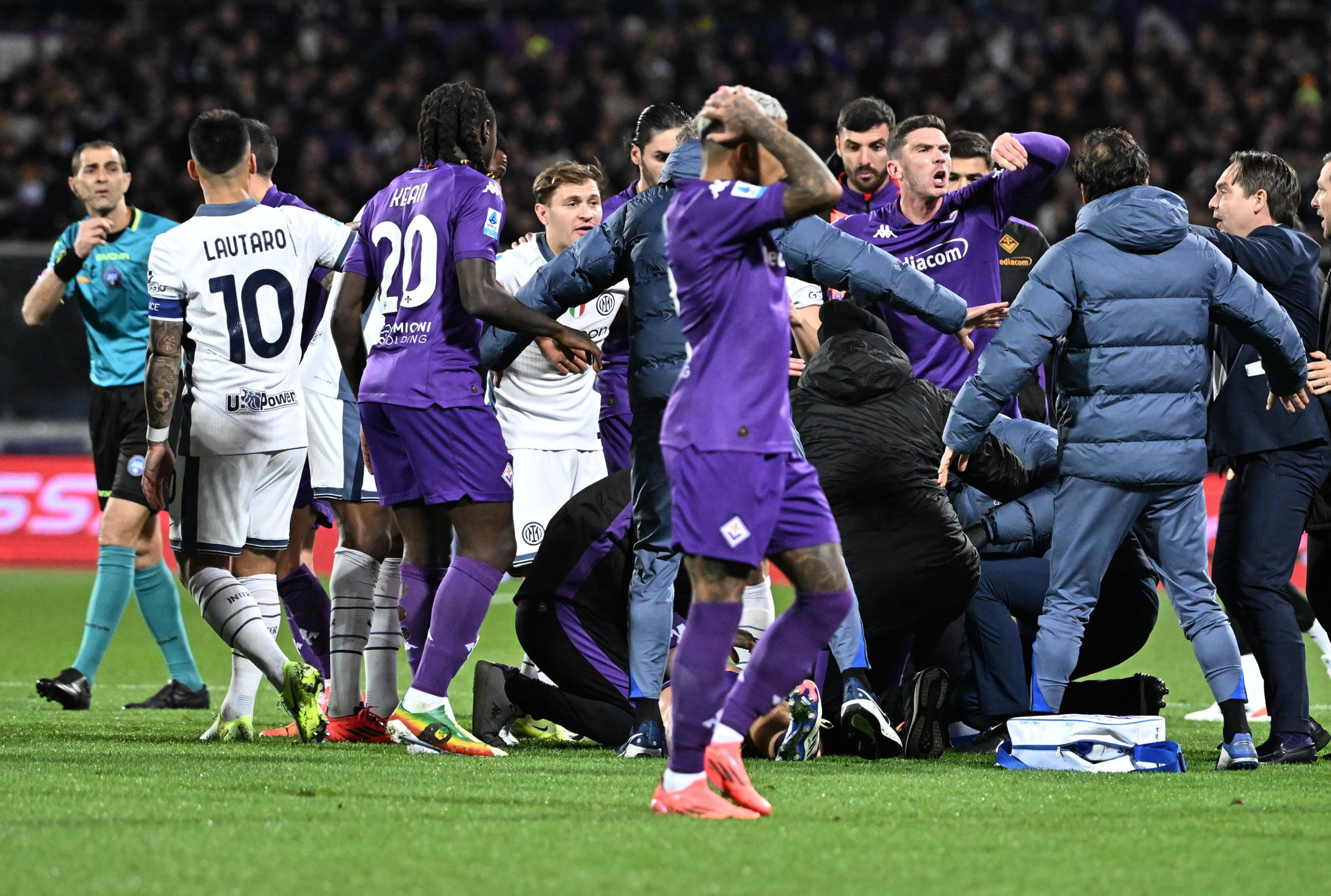 The moment they attend to Eduardo Bove after he suffered a breakdown against Inter.