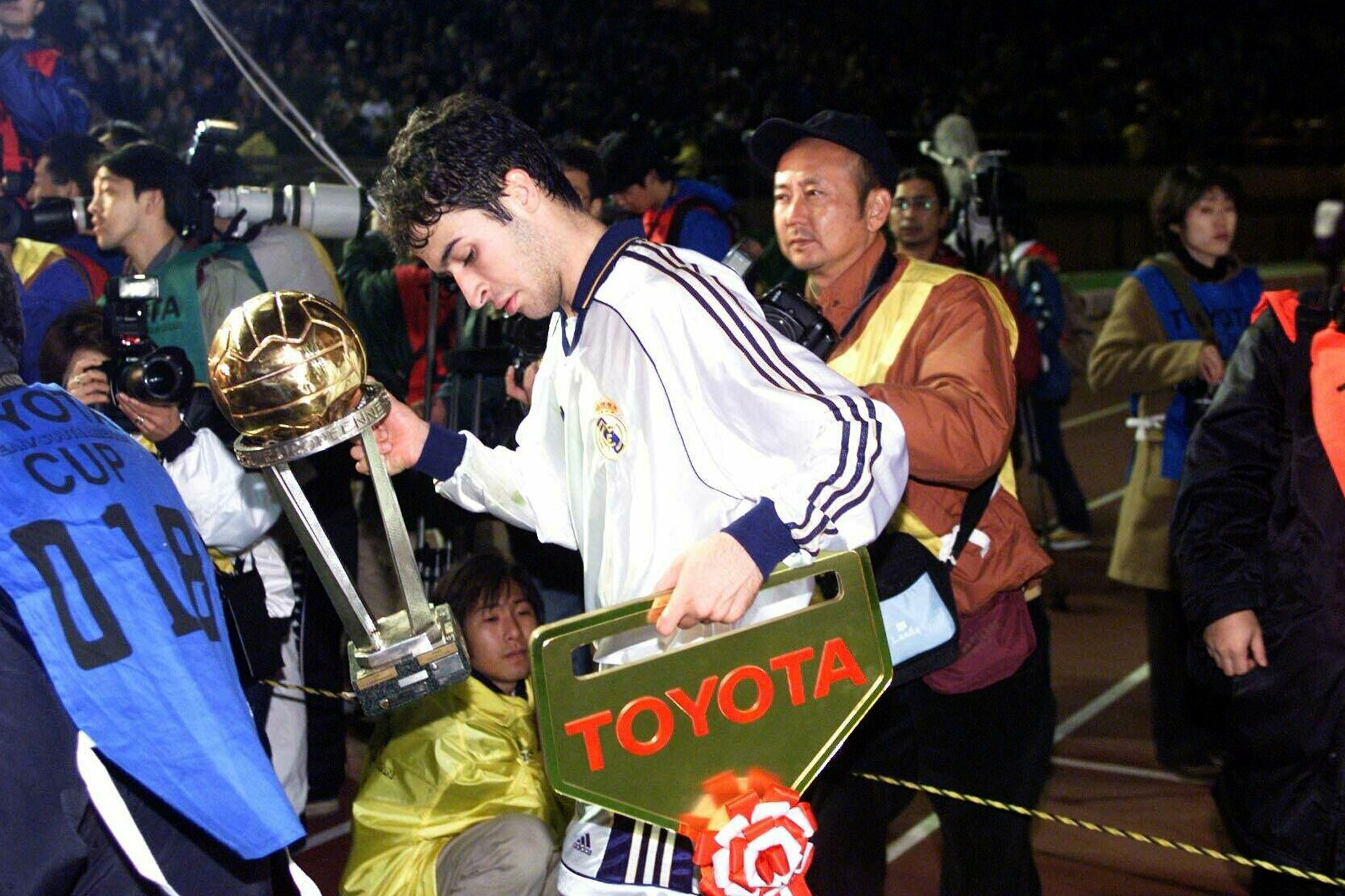 Rafikel , with the old Intercontinental Cup and Toyota key as the best player.