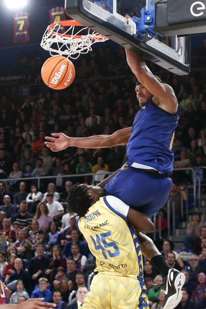 Justin Anderson smashes the morabank Andorra hoop.