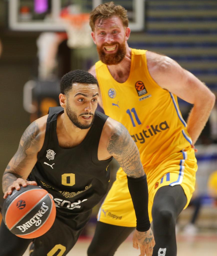 Belgrade (Serbia), 17/12/2024.- Baskonia player Marcus Howard (left) in a match against Maccabi player William Reiman (right) during the Euroleague Basketball match between Maccabi Tel Aviv and Baskonia Vitoria-Gasteiz in Belgrade, Serbia, December 17, 2024. (Basketball, EuroLeague, Belgrade) IV / iba / Andrej Kukic